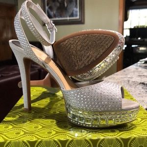 Size 10M Gianni Bini Silver/Taupe, Like new, Worn once.